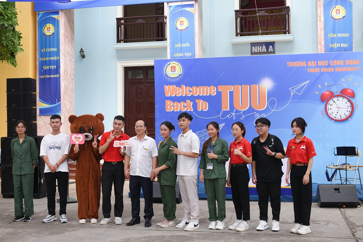 Trường Đại học Công Đoàn chào mừng ngày tựu trường năm học 2022-2023